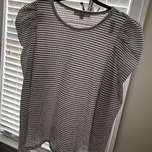 Striped shirt with a flare of shoulder